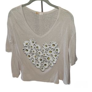 T-shirt, cropped, Daisy Heart motif. VIOLA